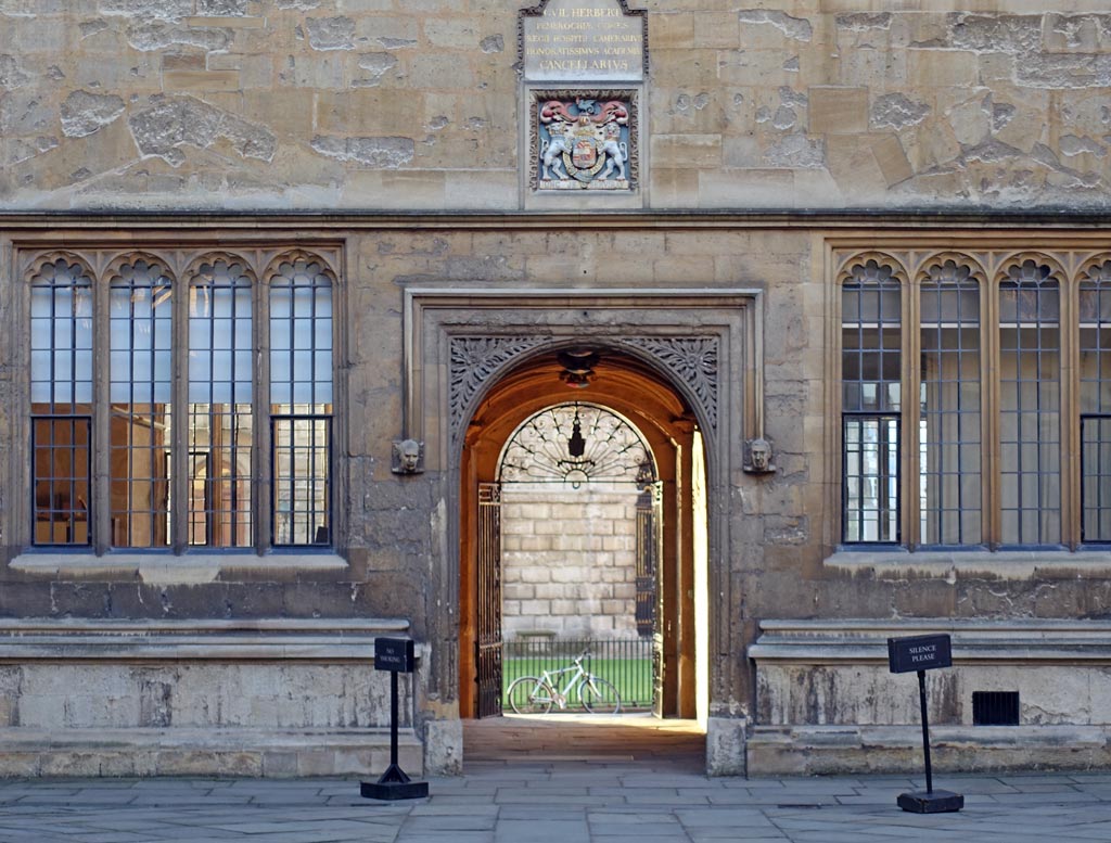 bodleian-gate-light